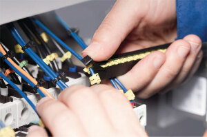 Marcador tipo anilha para uso em cabos já conectados.