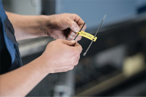 Tag para identificação de cabos impressa por impressora de transferência térmica.